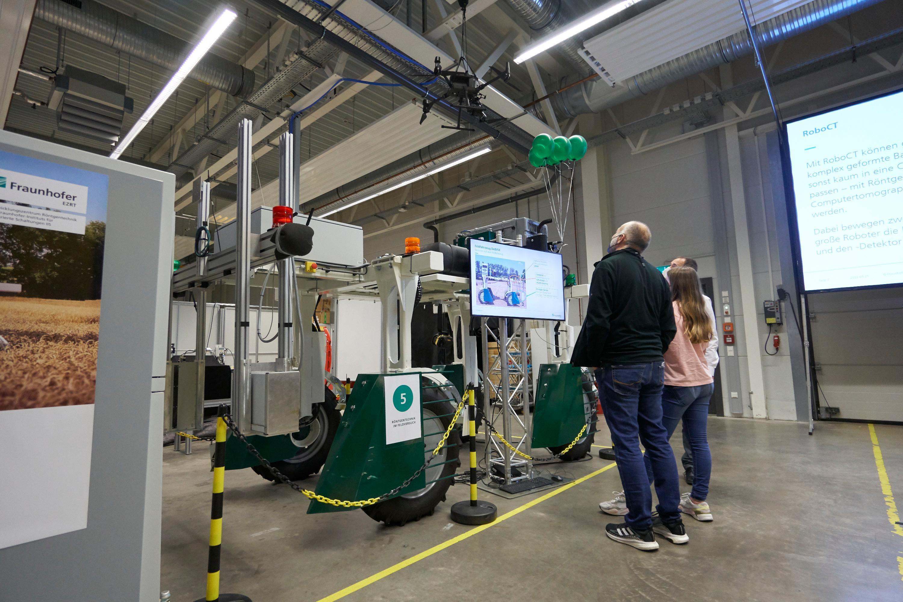 Raus aufs Feld: Die moderne Landwirtschaft setzt zunehmend auf den Einsatz hochtechnologischer Maschinen und Fahrzeuge. Mithilfe von Röntgentechnik können Arbeitsaufwände reduziert und Ernteerträge vergrößert werden.