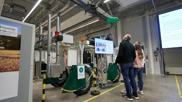 Raus aufs Feld: Die moderne Landwirtschaft setzt zunehmend auf den Einsatz hochtechnologischer Maschinen und Fahrzeuge. Mithilfe von Röntgentechnik können Arbeitsaufwände reduziert und Ernteerträge vergrößert werden.