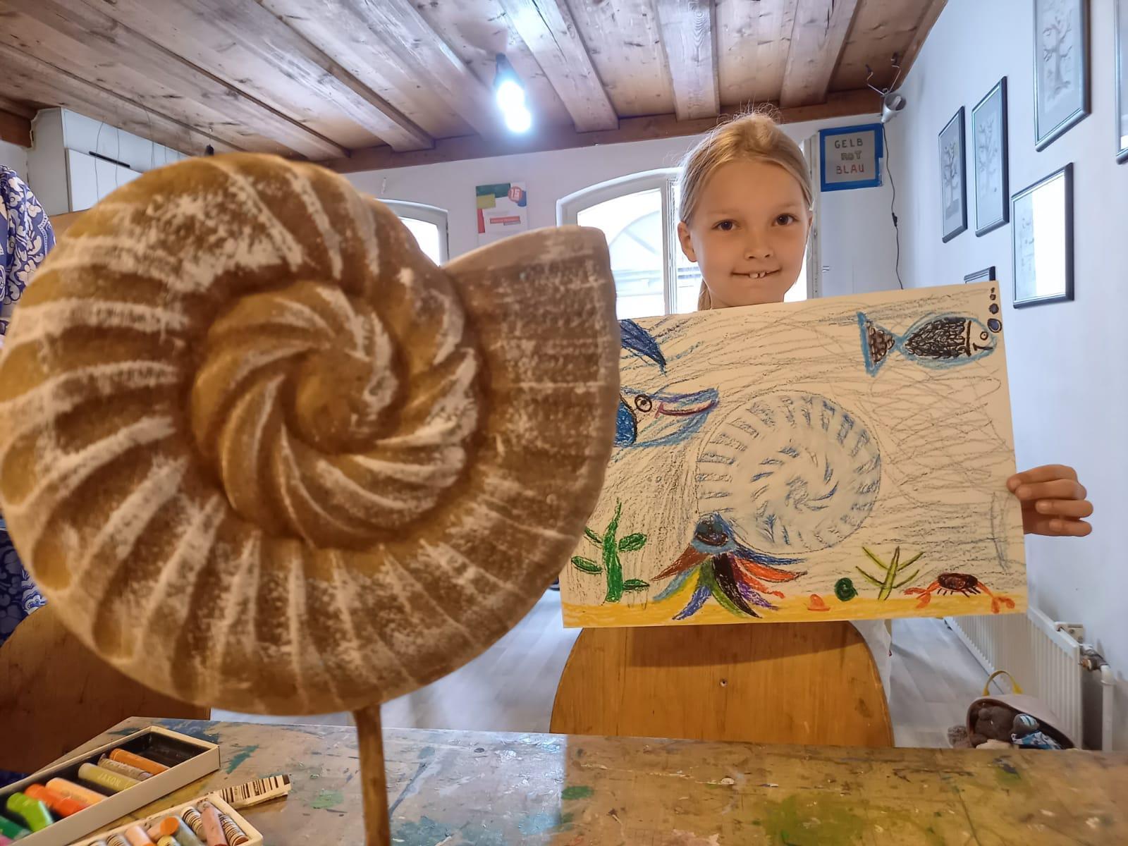 Sprung hinüber in die Schule der Phantasie, wo es um Urzeitwesen ging: Felicitas (7) hat einen Ammoniten abgepaust.