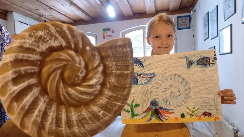 Sprung hinüber in die Schule der Phantasie, wo es um Urzeitwesen ging: Felicitas (7) hat einen Ammoniten abgepaust.