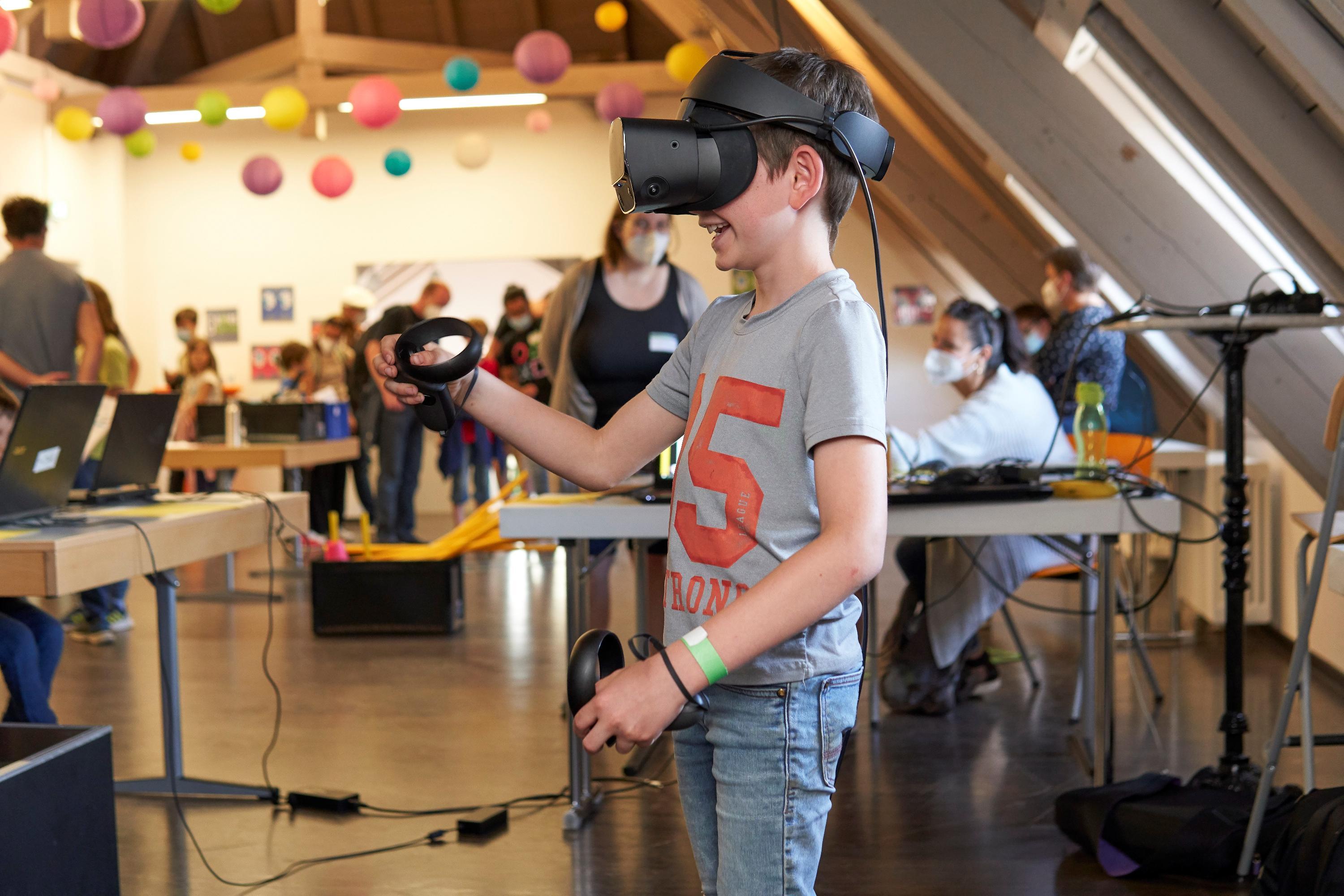 Paul (11, aus Schwabach) spielt das Spiel schon seit einem Jahr - im Connect konnte er sich zum ersten Mal mit einer VR-Brille durch die Welt von Minecraft bewegen.