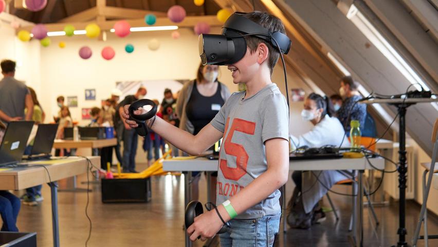 Paul (11, aus Schwabach) spielt das Spiel schon seit einem Jahr - im Connect konnte er sich zum ersten Mal mit einer VR-Brille durch die Welt von Minecraft bewegen.