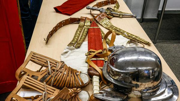In der Kochstraße gab es unter anderem die "Uniform" römischer Soldaten zu sehen - mit Sandalen und Helm.