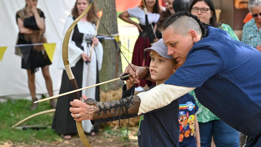 Die Bogenschützen „Vulpes Infantiles“, zeigen, was man als Robin Hood so auf dem Kasten haben muss.