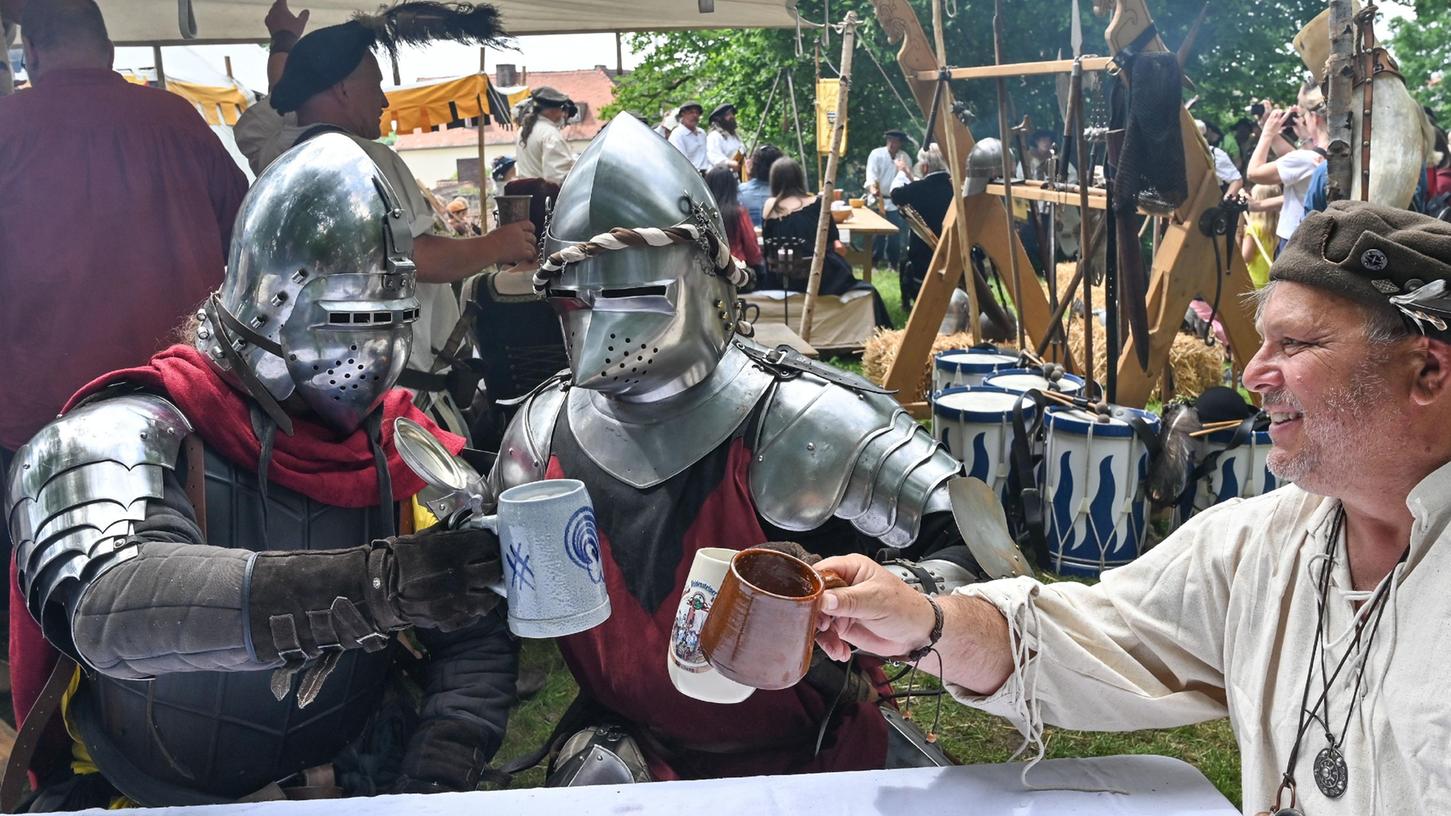 Wenn die Ritter mit dem Beutelmann einen Trinken: Das passiert beim Hilpoltsteiner Mittelaltermarkt. Das Programm für 2023 ist mit einigen Überraschungen gespickt. 