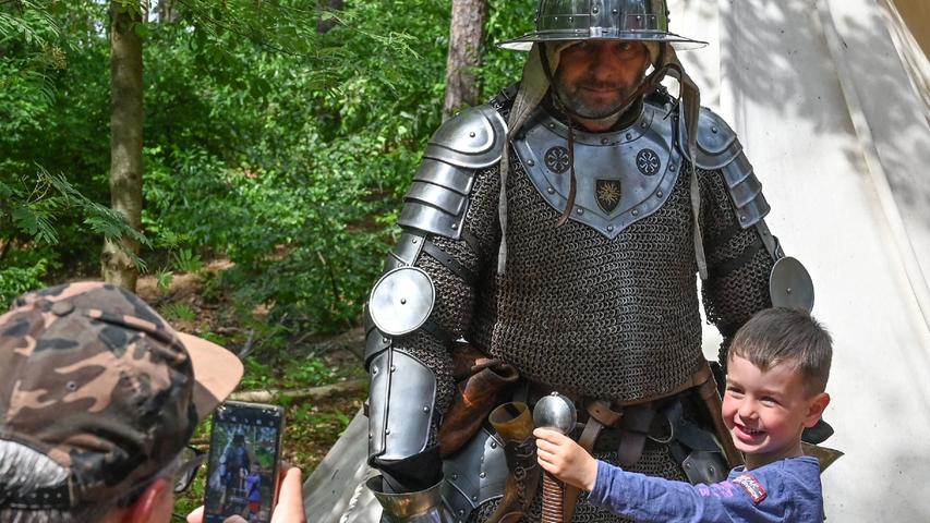 Einmal ein Ritter sein - oder einen treffen. Auf dem Mittelalterfest wurden Kinderträume wahr.