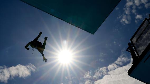 Im Amberger Freibad: Mann springt vom gesperrten Brett - auf den Kopf eines Neunjährigen