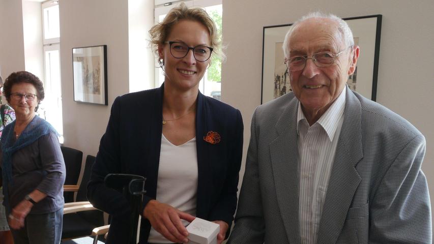 Susanne König überreichte Altbürgermeister Richard Biegler die erste Gewandnadel. Links im Bild Schöpferin Inge Bayern.