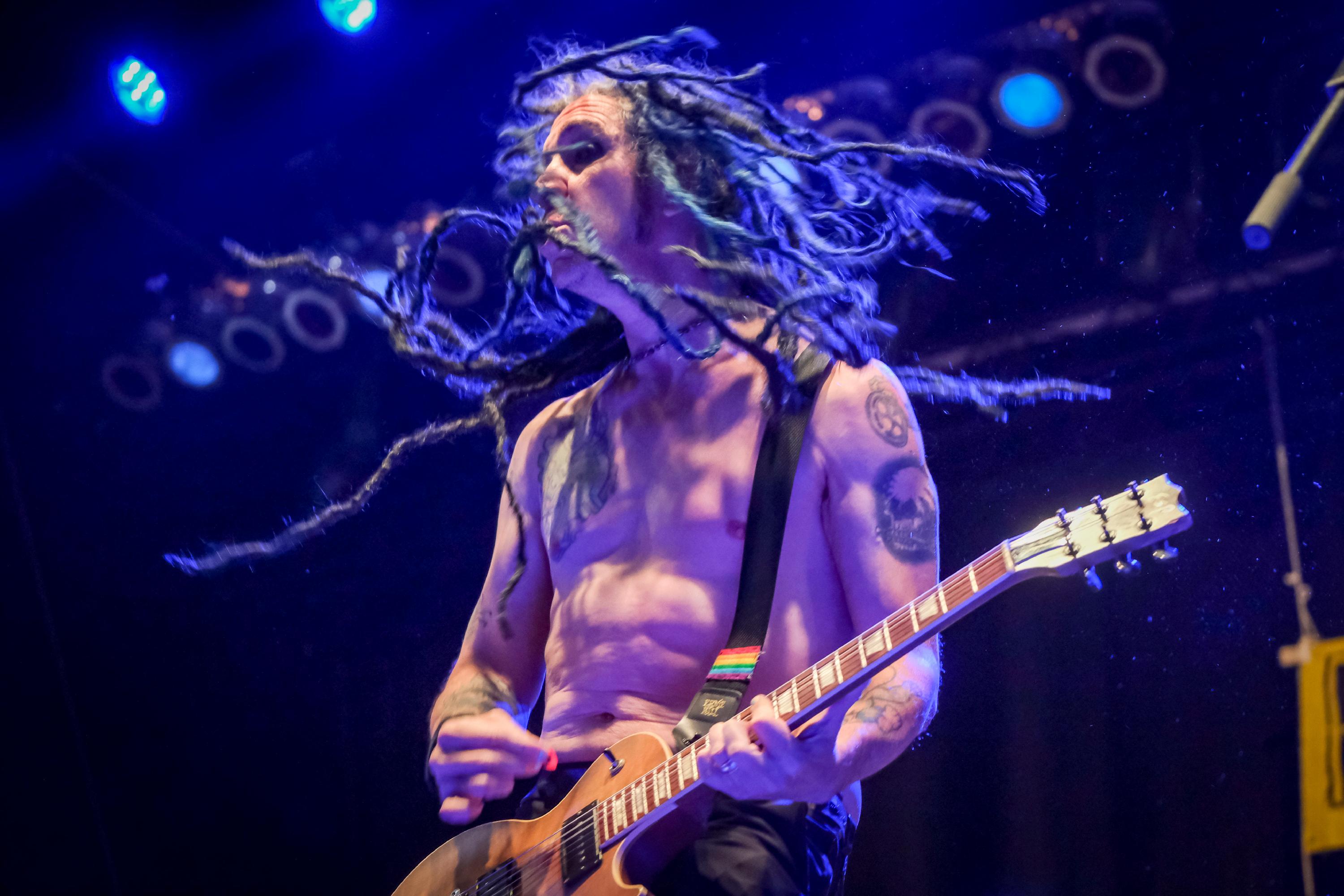 Eric Melvin ließ die blauen Dreadlocks fliegen ...