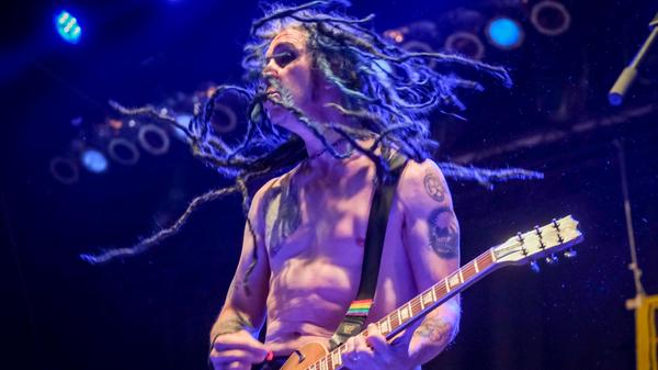 Eric Melvin ließ die blauen Dreadlocks fliegen ...