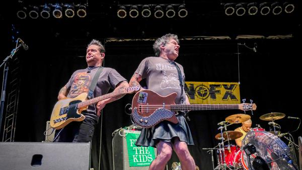 Dann am Abend: Der gefeierte Auftritt der Gastgeber NOFX.