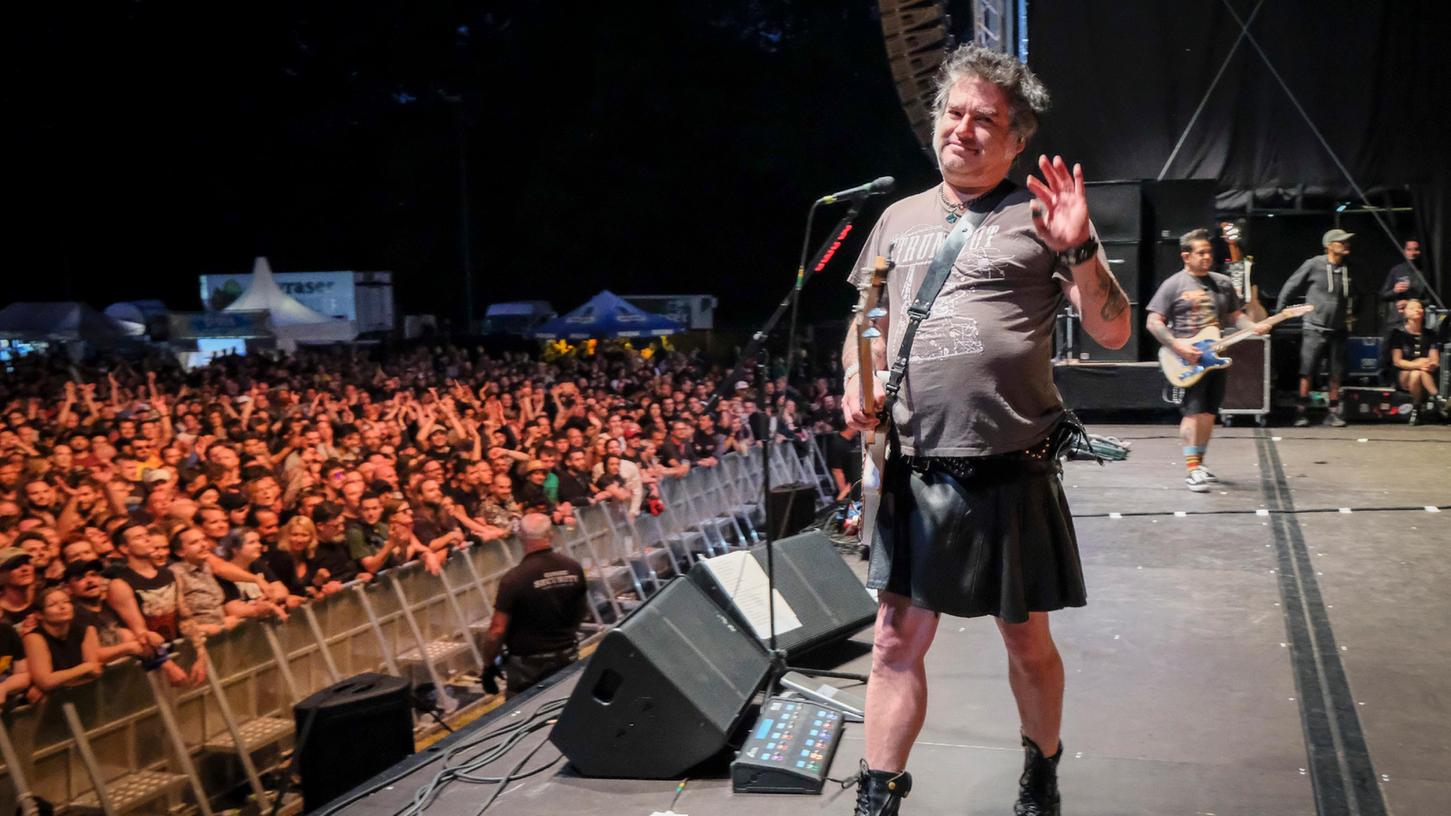Auch Fat Mike von NOFX (hier live bei "Punk in Drublic" in Nürnberg) weiß: Alles schwierig gerade mit Konzerten und Open Airs ...