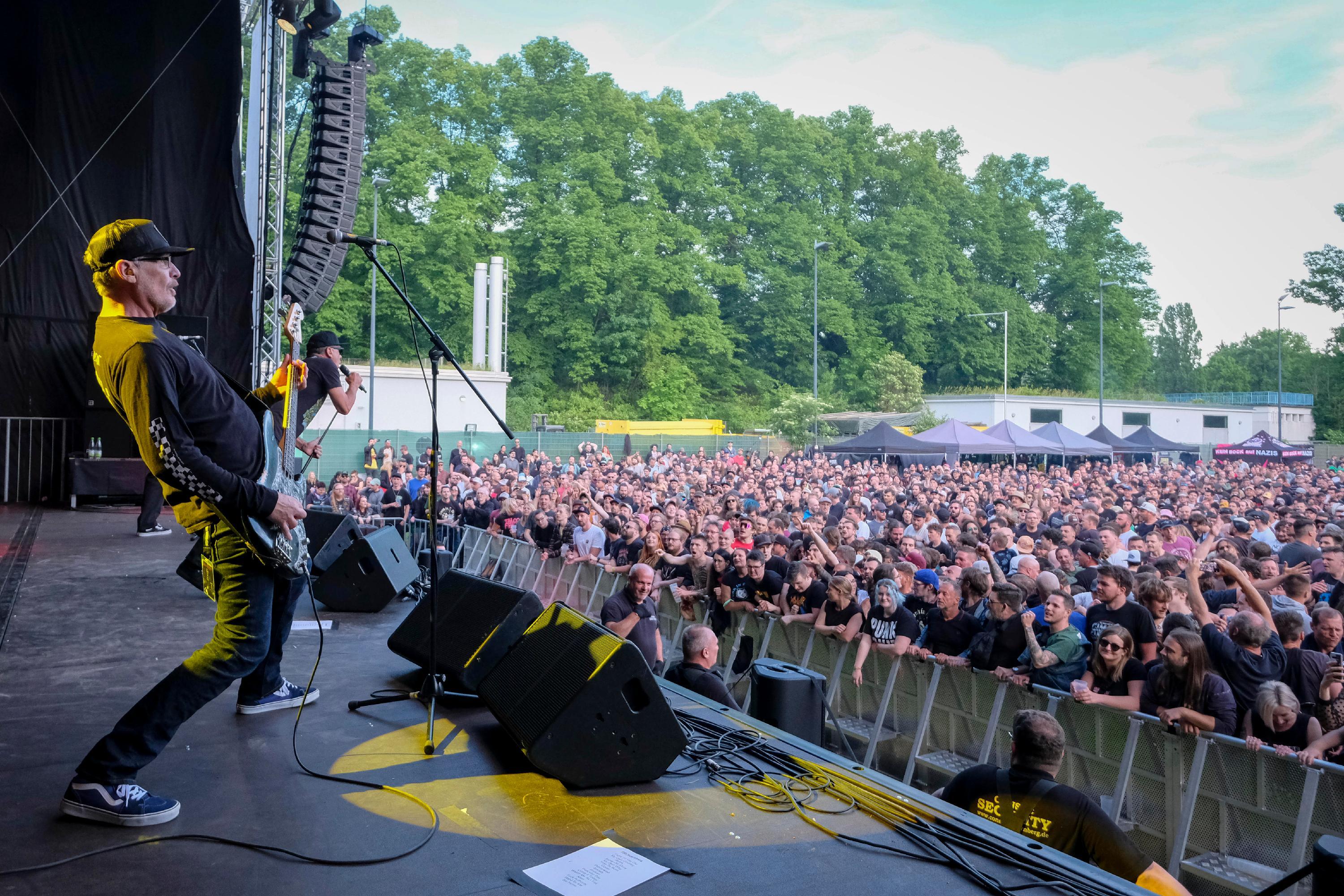 Ein wenig seltsam, dass die Truppe um Gitarrist Fletcher Dragge ebenfalls munter Coverversionen auspackte, hier jedoch aus dem eigenen Bereich: Neben Liedern von Bad Religion, Black Flag, Sublime und Minor Threat wurde auch ein Song für den verstorbenen Foo-Fighters-Schlagzeuger Taylor Hawkins angestimmt - interessanterweise eine Nummer von Nirvana. Naja.