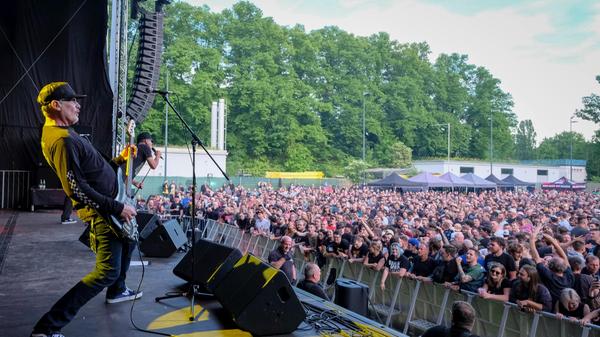 Ein wenig seltsam, dass die Truppe um Gitarrist Fletcher Dragge ebenfalls munter Coverversionen auspackte, hier jedoch aus dem eigenen Bereich: Neben Liedern von Bad Religion, Black Flag, Sublime und Minor Threat wurde auch ein Song für den verstorbenen Foo-Fighters-Schlagzeuger Taylor Hawkins angestimmt - interessanterweise eine Nummer von Nirvana. Naja.