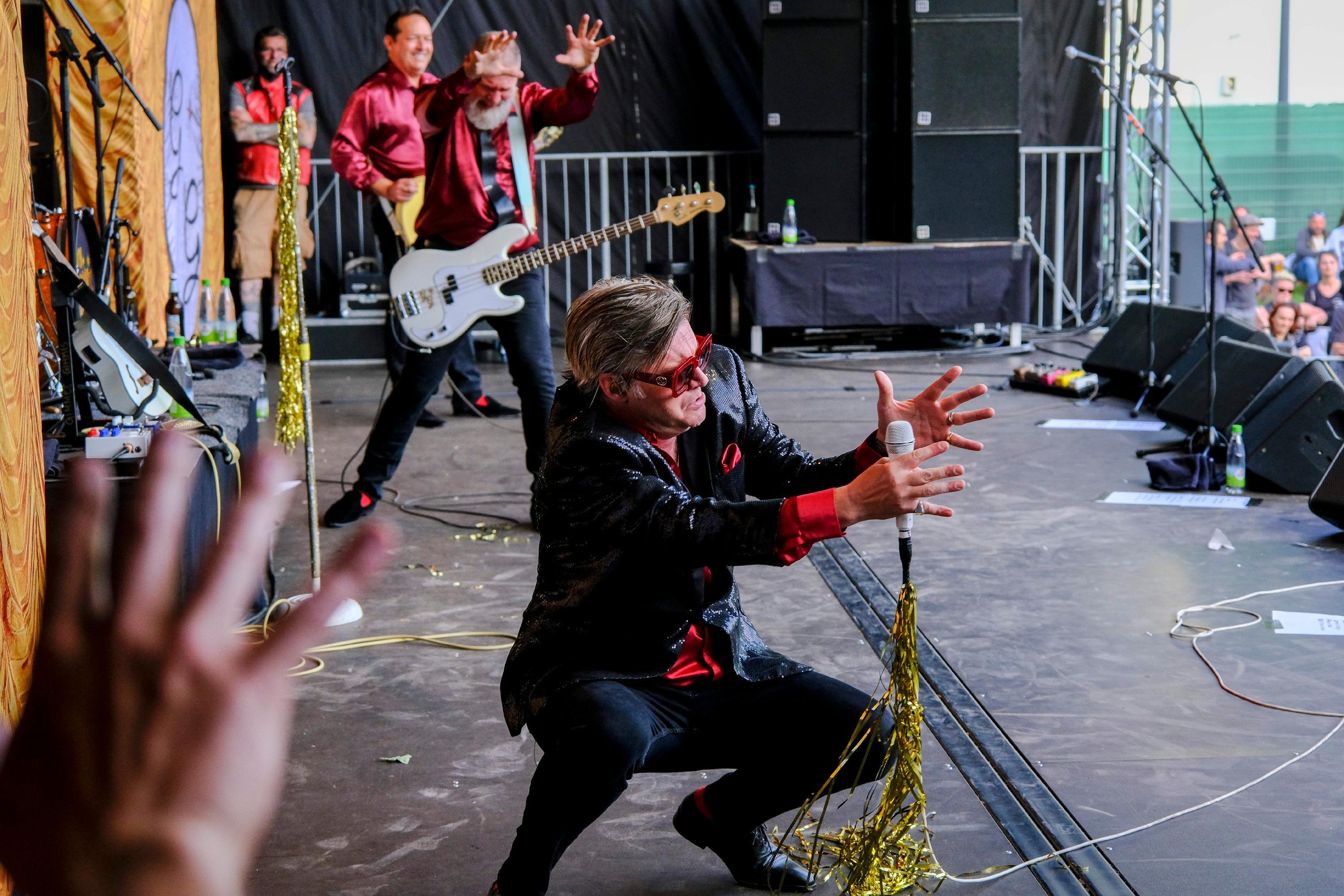 Die Truppe um den unglaublich charismatischen Sänger und Frontmann Spike Slawson heizte die Stimmung mit ausgewählten Coverversionen von John Denver, Paul Simon, Dolly Parton und George Gershwin weiter an.