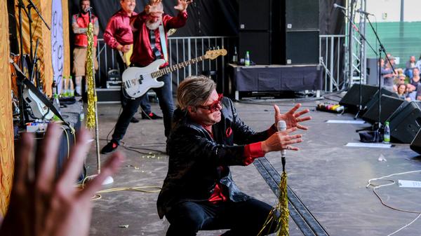 Die Truppe um den unglaublich charismatischen Sänger und Frontmann Spike Slawson heizte die Stimmung mit ausgewählten Coverversionen von John Denver, Paul Simon, Dolly Parton und George Gershwin weiter an.