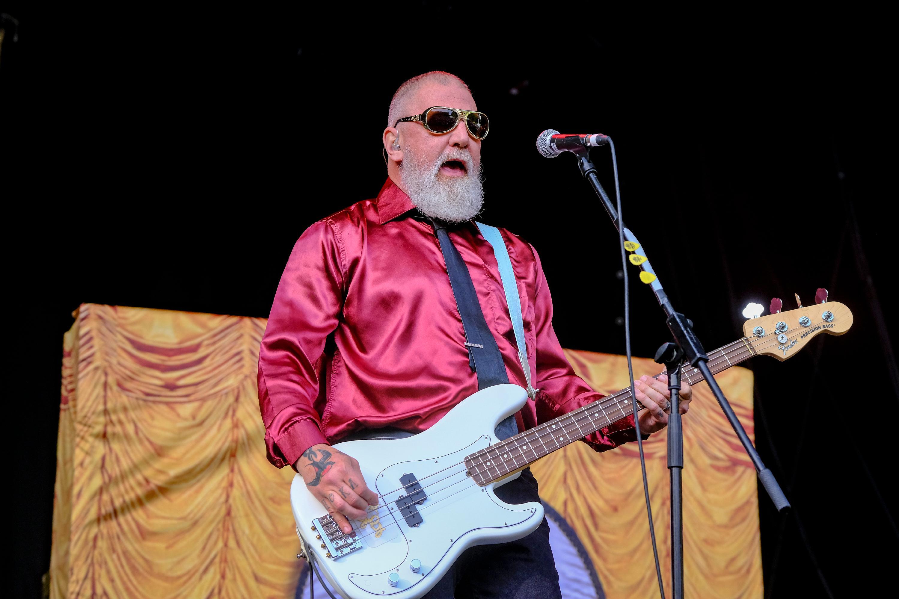 Gegründet wurde Me First And The Gimme Gimmes 1995 als Spaßprojekt. Damals spielte Fat Mike von NOFX Bass, inzwischen hat diese Position CJ Ramone übernommen - eines der letzten noch lebenden Mitglieder der legendären New Yorker Punkrockband Ramones.