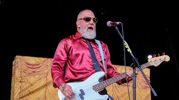 Gegründet wurde Me First And The Gimme Gimmes 1995 als Spaßprojekt. Damals spielte Fat Mike von NOFX Bass, inzwischen hat diese Position CJ Ramone übernommen - eines der letzten noch lebenden Mitglieder der legendären New Yorker Punkrockband Ramones.