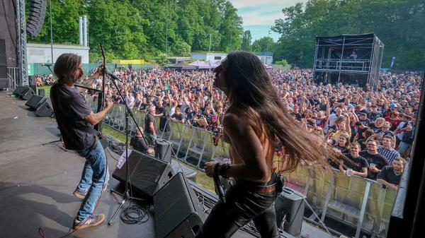 Schon am Nachmittag beim Auftritt der kalifornischen Hardcore-Band Ignite, die in Nürnberg ihren neuen Sänger Eli Santana (rechts) vorstellten, kreiste fröhlich der erste Circle Pit des Tages vor der Bühne.