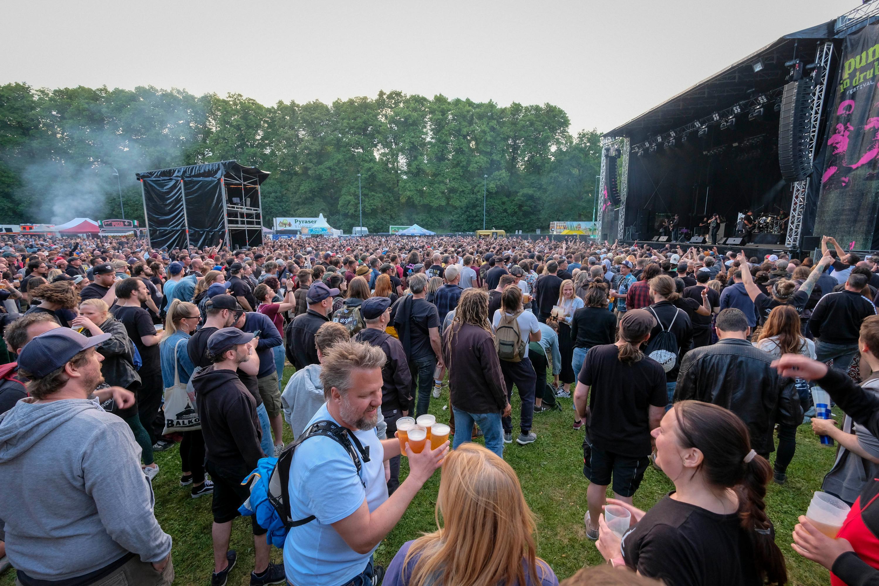 Das mit dem Bier gestaltete sich indes in Nürnberg als Problem: Vor dem einzigen(!) Ausschank auf dem Gelände stauten sich die Massen, Wartezeiten von über einer Stunde waren zu Stoßzeiten keine Ausnahme. Das sorgte unter den Zuschauerinnen und Zuschauern für Ärger und Unverständnis, gleichwohl  war das aber auch der einzige Wermutstropfen eines rundum gelungenen Festivaltags.
