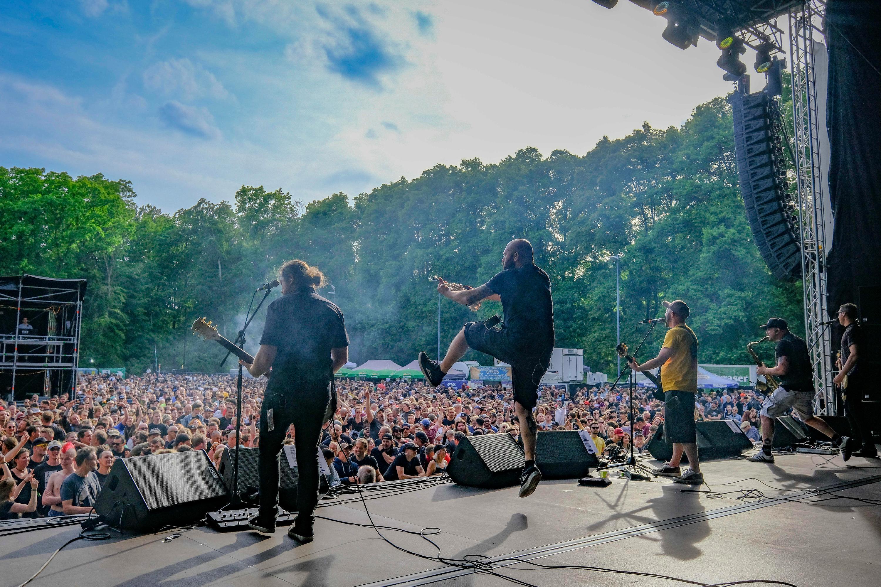 Vor und auf der Bühne wurde ausgelassen getanzt, gefeiert und getrunken - zumal Talco aus Venedig wie fast alle Bands des Tages auf Powerplay setzten und ihre Lieder am Stück raushauten.