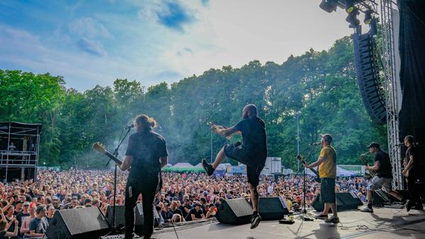 Vor und auf der Bühne wurde ausgelassen getanzt, gefeiert und getrunken - zumal Talco aus Venedig wie fast alle Bands des Tages auf Powerplay setzten und ihre Lieder am Stück raushauten.