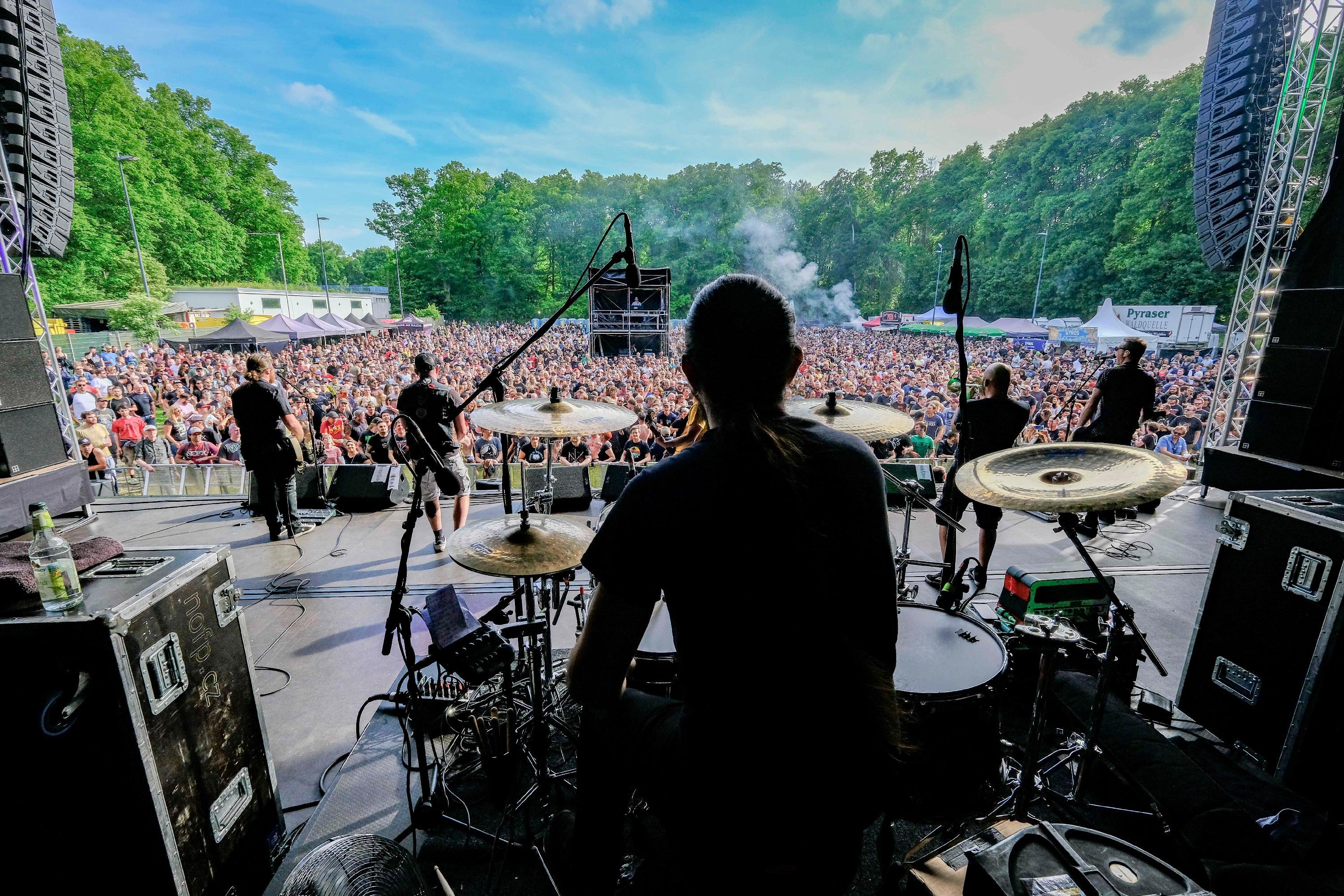 Vor allem das im Schatten des Stadions gelegene und von Bäumen gesäumte Gelände - genannt "Summer Stage" - empfahl sich einmal mehr als wirklich schöner Ort für Open-Air-Veranstaltungen aller Art.