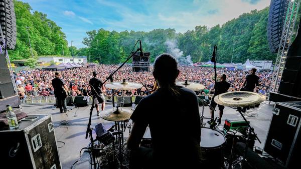 Vor allem das im Schatten des Stadions gelegene und von Bäumen gesäumte Gelände - genannt "Summer Stage" - empfahl sich einmal mehr als wirklich schöner Ort für Open-Air-Veranstaltungen aller Art.
