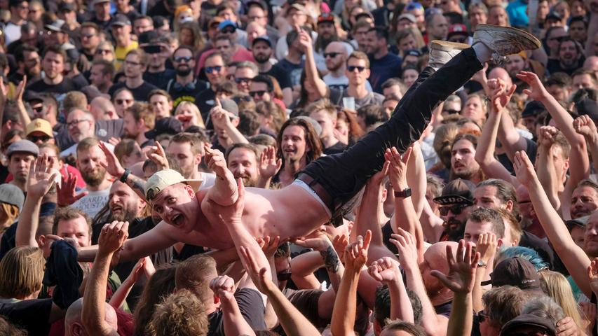 Lange nicht gesehen: Crowdsurfer beim "Punk In Drublic"-Festival 2022 in Nürnberg.
