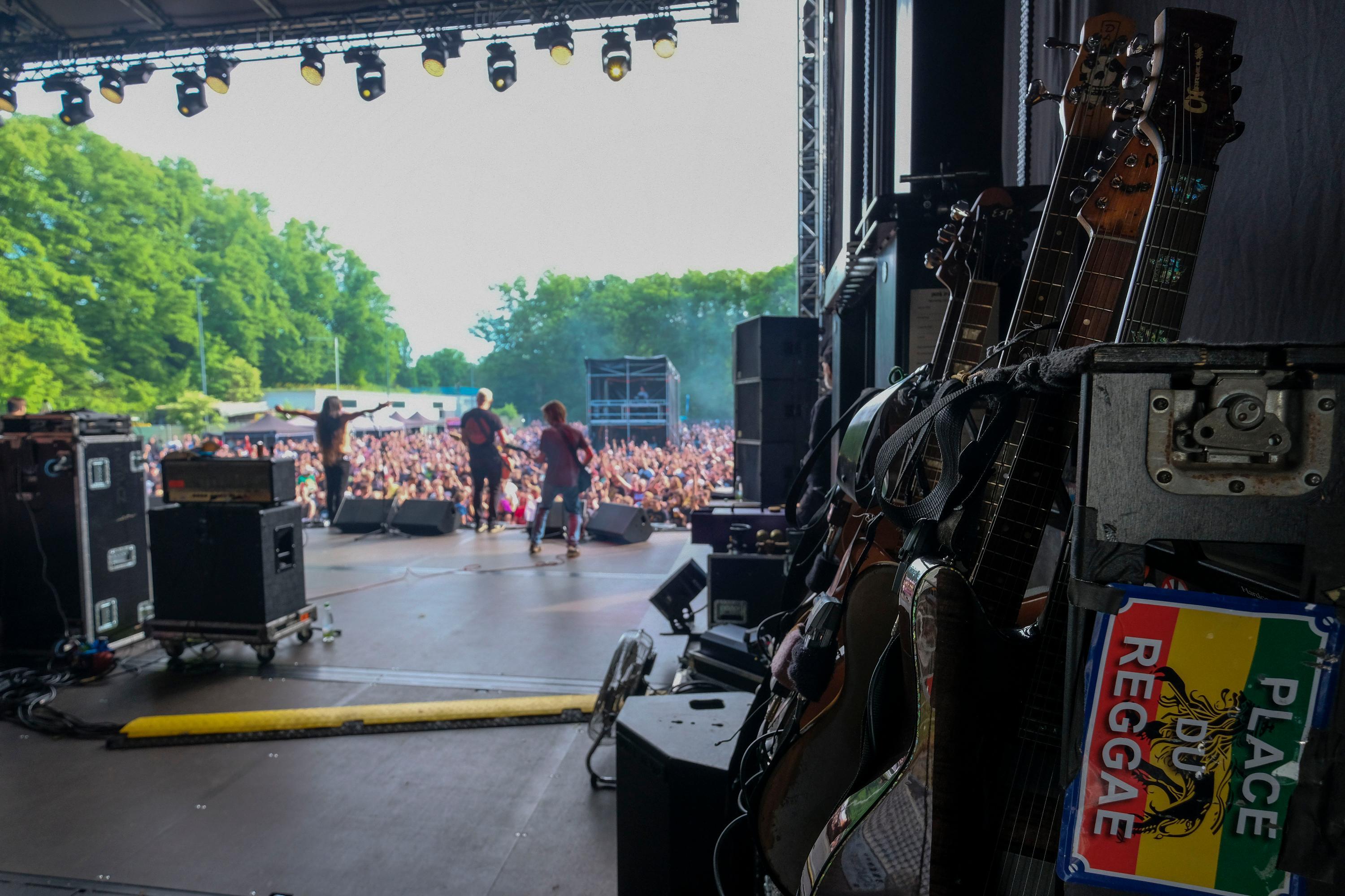 Leider ist die zu Teilen befestigte Wiese im wirklichen Leben der Parkplatz für die VIP-Gäste des 1. FC Nürnberg und steht nur dann zur Verfügung, wenn die Bundesliga pausiert.