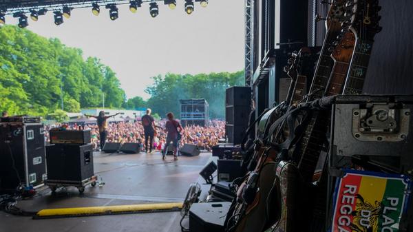 Leider ist die zu Teilen befestigte Wiese im wirklichen Leben der Parkplatz für die VIP-Gäste des 1. FC Nürnberg und steht nur dann zur Verfügung, wenn die Bundesliga pausiert.