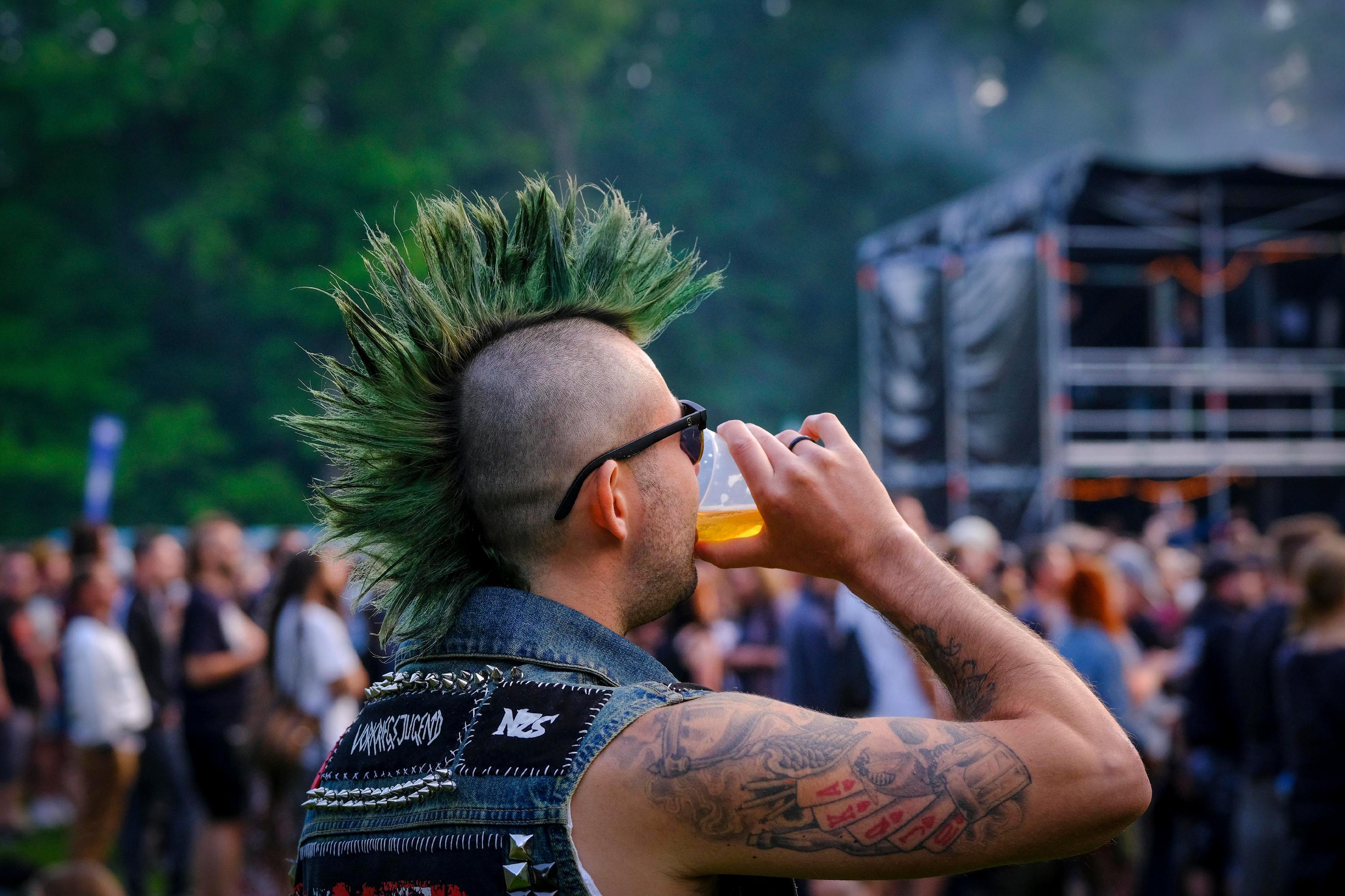 Nicht ganz 4000 Besucher waren bei sommerlichen Temperaturen zur "Summer Stage" im Schatten des Max-Morlock-Stadions gepilgert, um einen Tag lang acht Musikgruppen aus dem Katalog bzw. Dunstkreis der berüchtigten Plattenfirma Fat Wreck Chords zu lauschen. Der weltweit tourende Wanderzirkus mit acht Bands aus dem Bereich des melodischen Punkrock US-amerikanischer Spielart wurde von dem kalifornischen Quartett NOFX ins Leben gerufen. Benannt ist die mit "Music & Beer-Festival" untertitelte Sause nach dem NOFX-Album "Punk In Drublic" aus dem Jahr 1994.