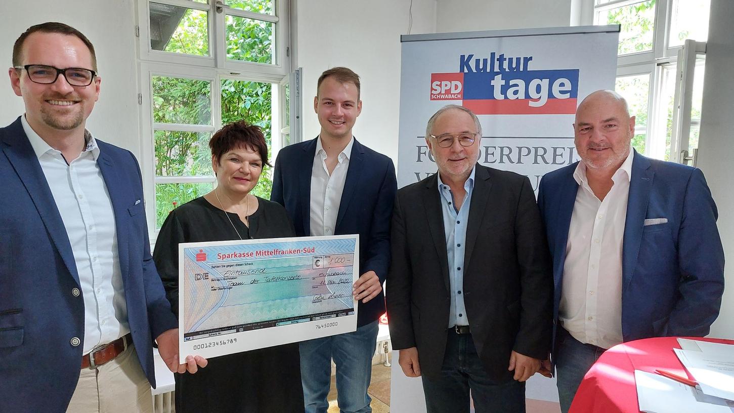 Schwabach SPD Kulturpreis 22. Mai 2022 Alte Synagoge Von links Peter Reiß, Carolina Linner, Felix Müller, Bobby Leupold und Stefan Müller Foto: Günther Wilhelm Schwabach SPD Kulturpreis 22. Mai 2022 Alte Synagoge Von links Peter Reiß, Carolina Linner, Felix Müller, Bobby Leupold und Stefan Müller Foto: Günther Wilhelm