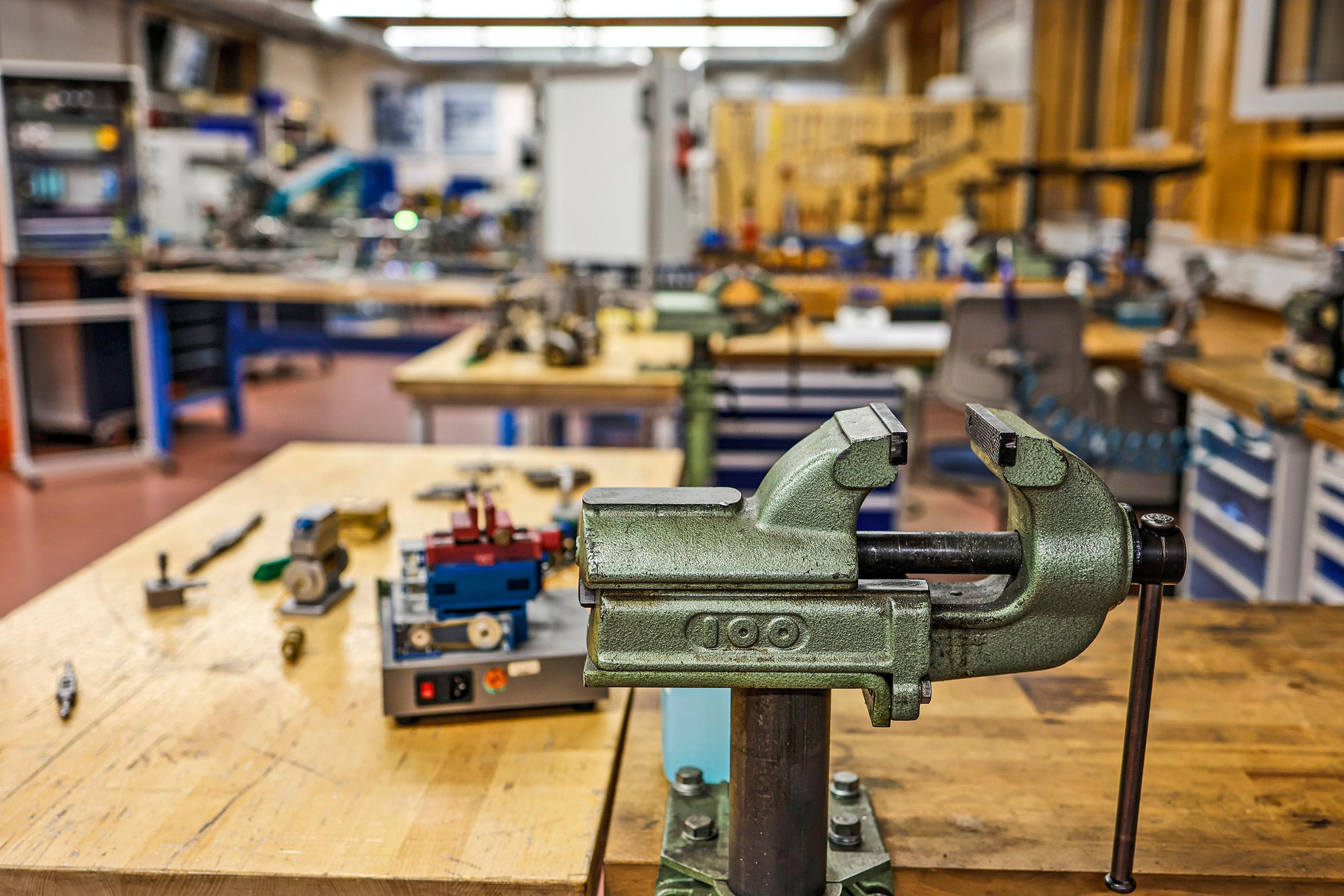 So fein säuberlich aufgeräumt ist die Lehrwerkstatt des Fraunhofer-IIS in Erlangen-Tennenlohe sonst wohl eher nicht...