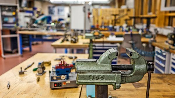 So fein säuberlich aufgeräumt ist die Lehrwerkstatt des Fraunhofer-IIS in Erlangen-Tennenlohe sonst wohl eher nicht...