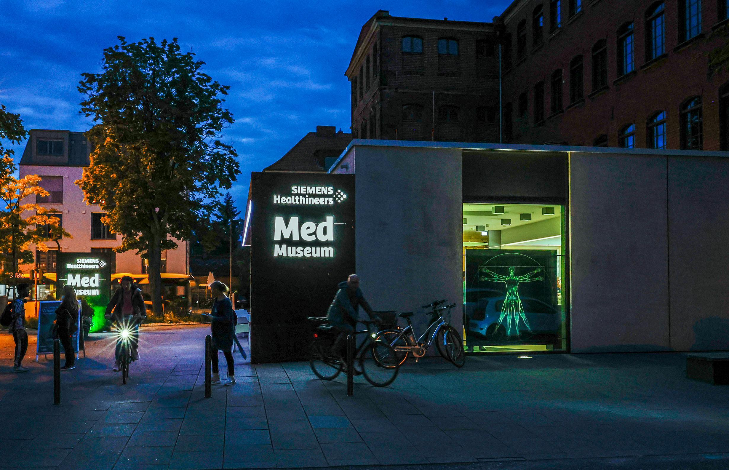 Wie viele andere Gebäude von FAU und verbundenen Unternehmen war in der Wissenschaftsnacht auch das Siemens-Med-Museum stimmungsvoll illuminiert.