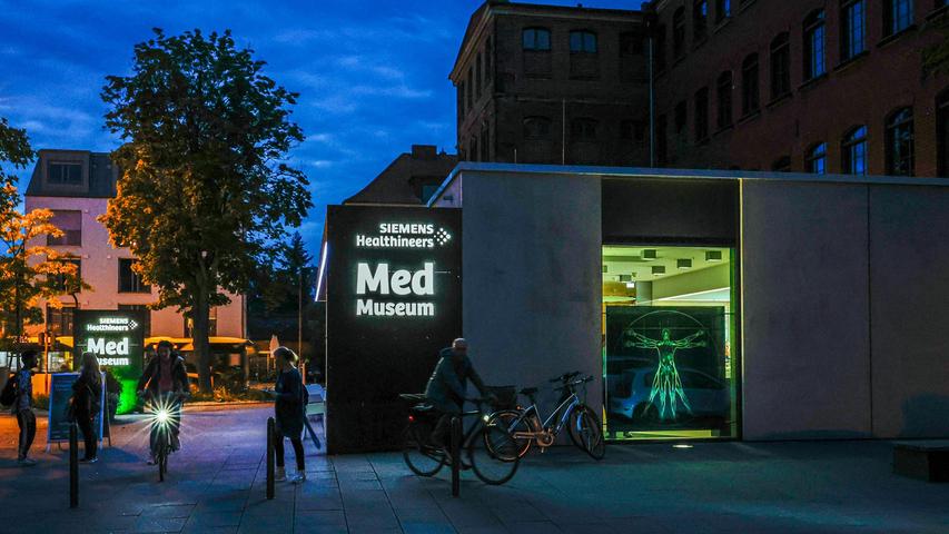 Wie viele andere Gebäude von FAU und verbundenen Unternehmen war in der Wissenschaftsnacht auch das Siemens-Med-Museum stimmungsvoll illuminiert.