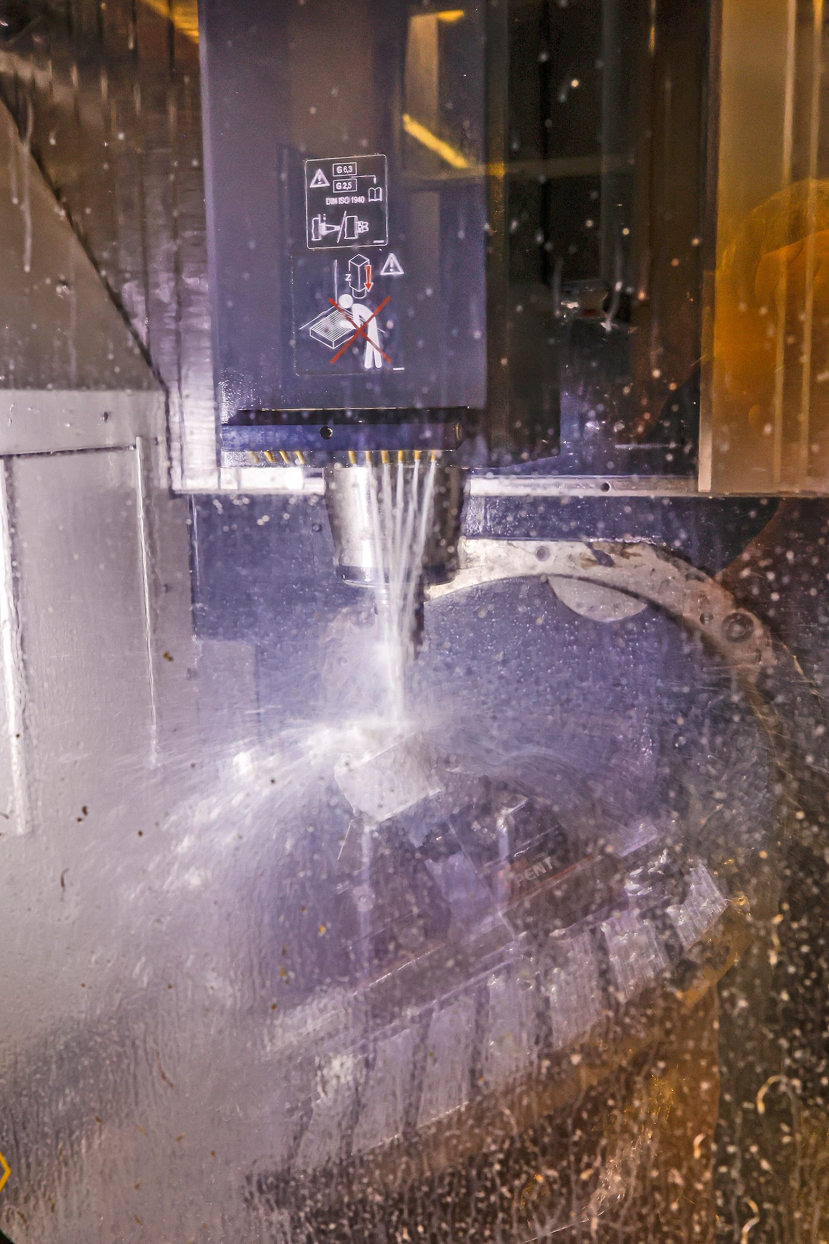 Oberflächenbehandlung via Wasserstrahl: Die Mechatroniker wissen, wie das geht.