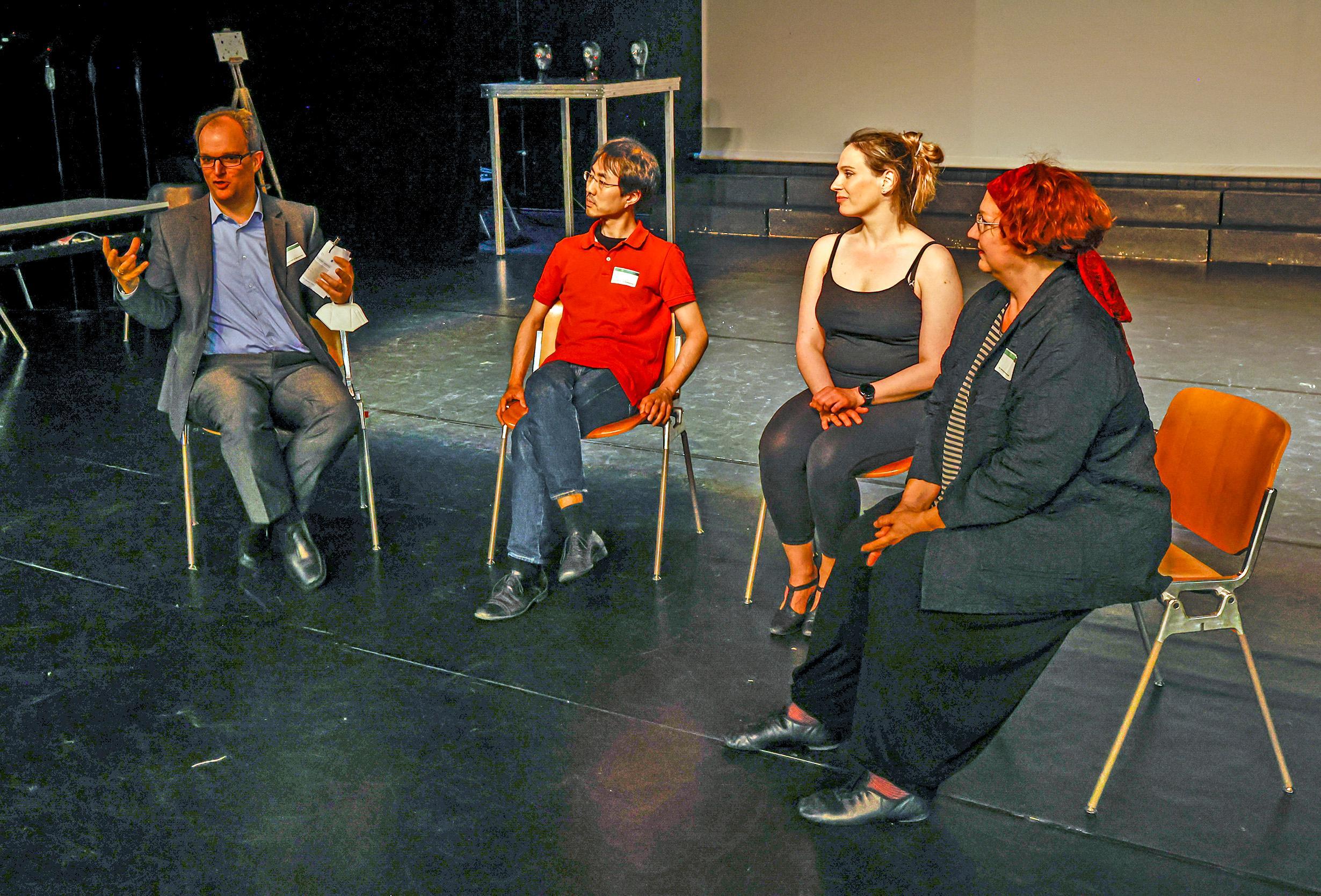 Nach der Opernprobe wurde der verschachtelte Grundgedanke hinter dem komplexen Spiel durchdiskutiert.