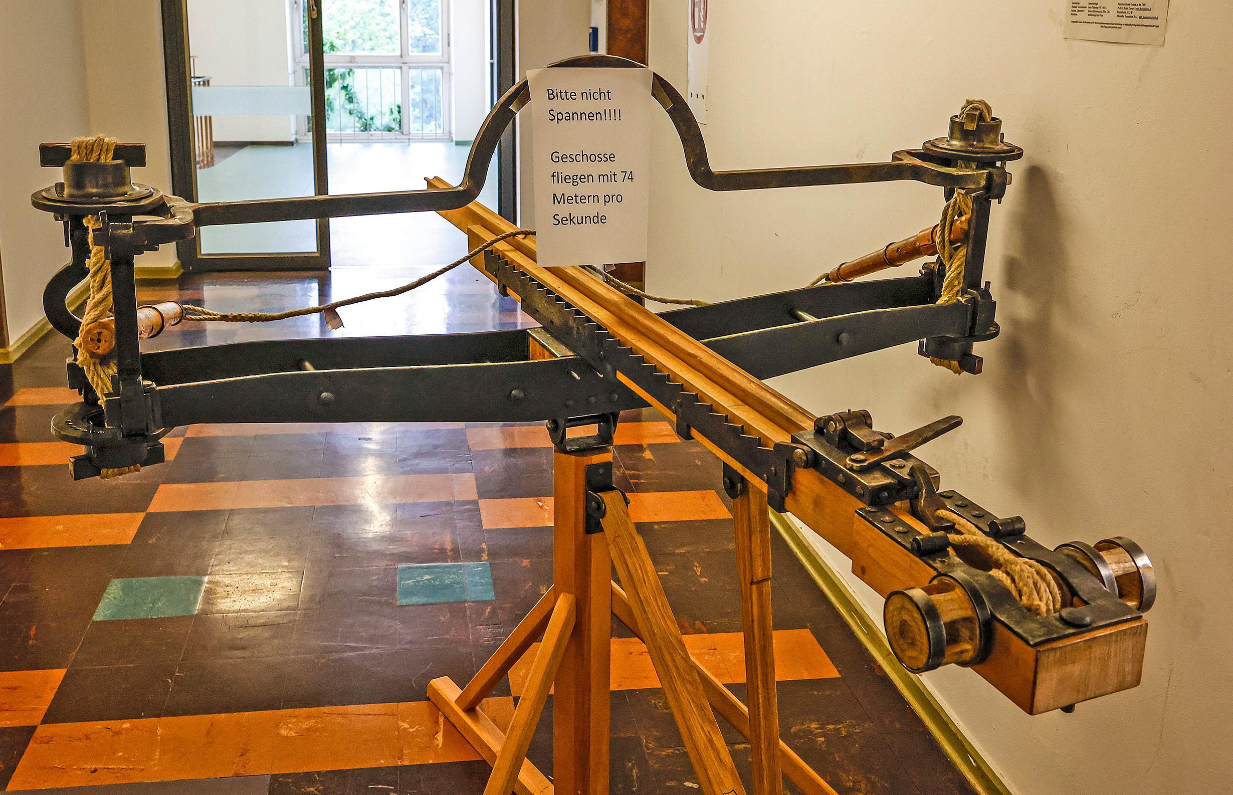 Vorsicht, scharf: Dieses Schießgerät aus römischer Zeit beziehungsweise sein Nachbau funktioniert einwandfrei.