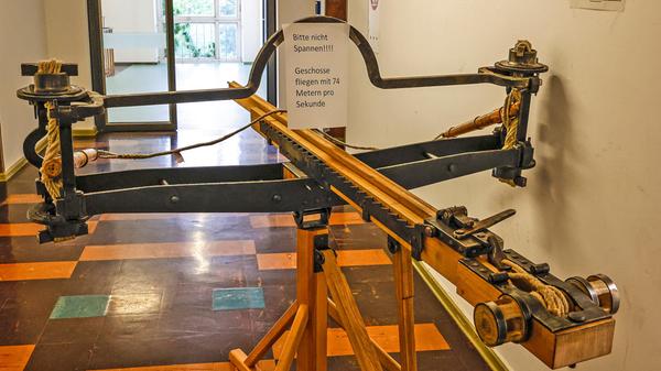 Vorsicht, scharf: Dieses Schießgerät aus römischer Zeit beziehungsweise sein Nachbau funktioniert einwandfrei.