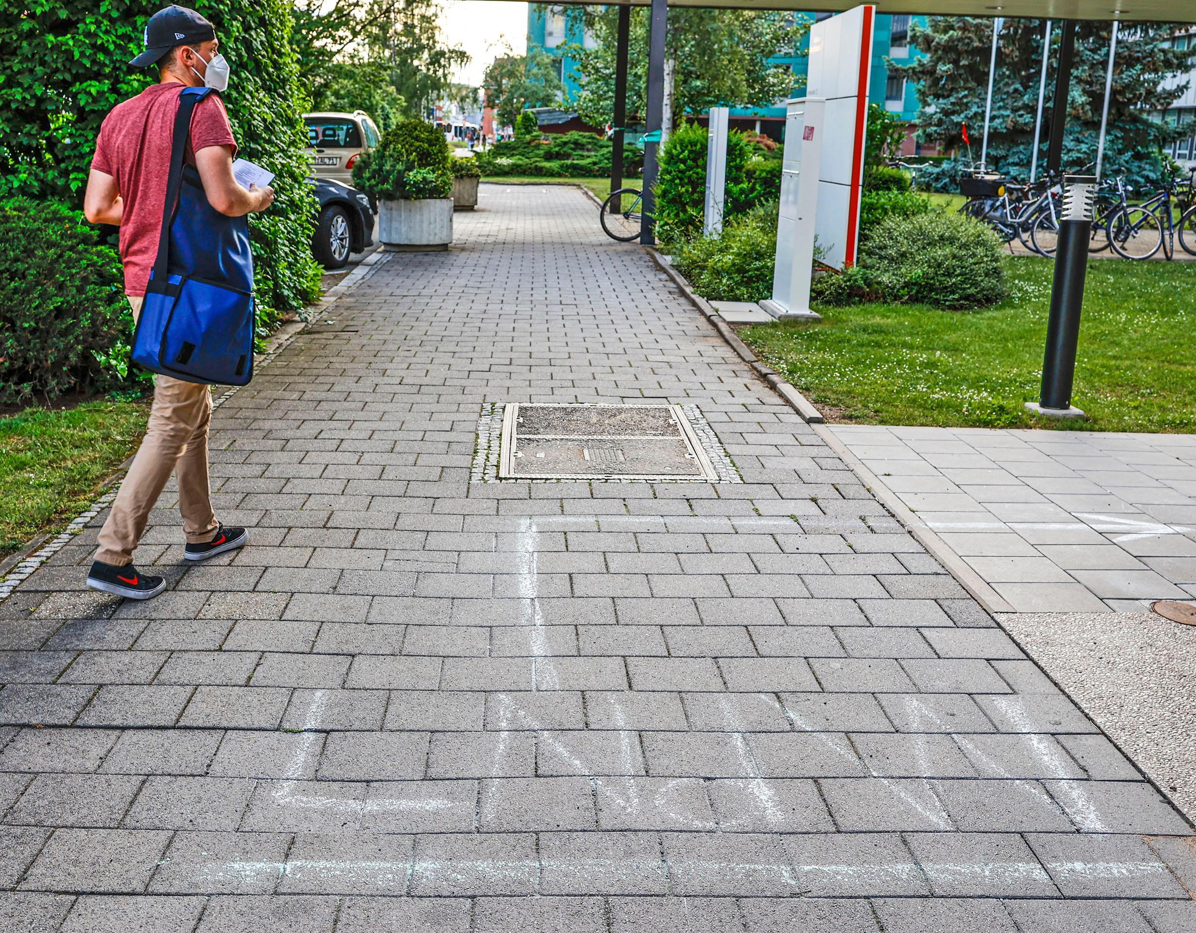 Damit sich niemand verläuft, wurde der Weg zu den Siemens-"Healthineers" per Kreide auf den Boden gemalt.