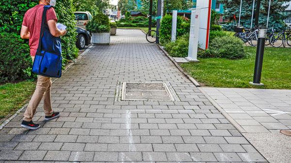 Damit sich niemand verläuft, wurde der Weg zu den Siemens-"Healthineers" per Kreide auf den Boden gemalt.
