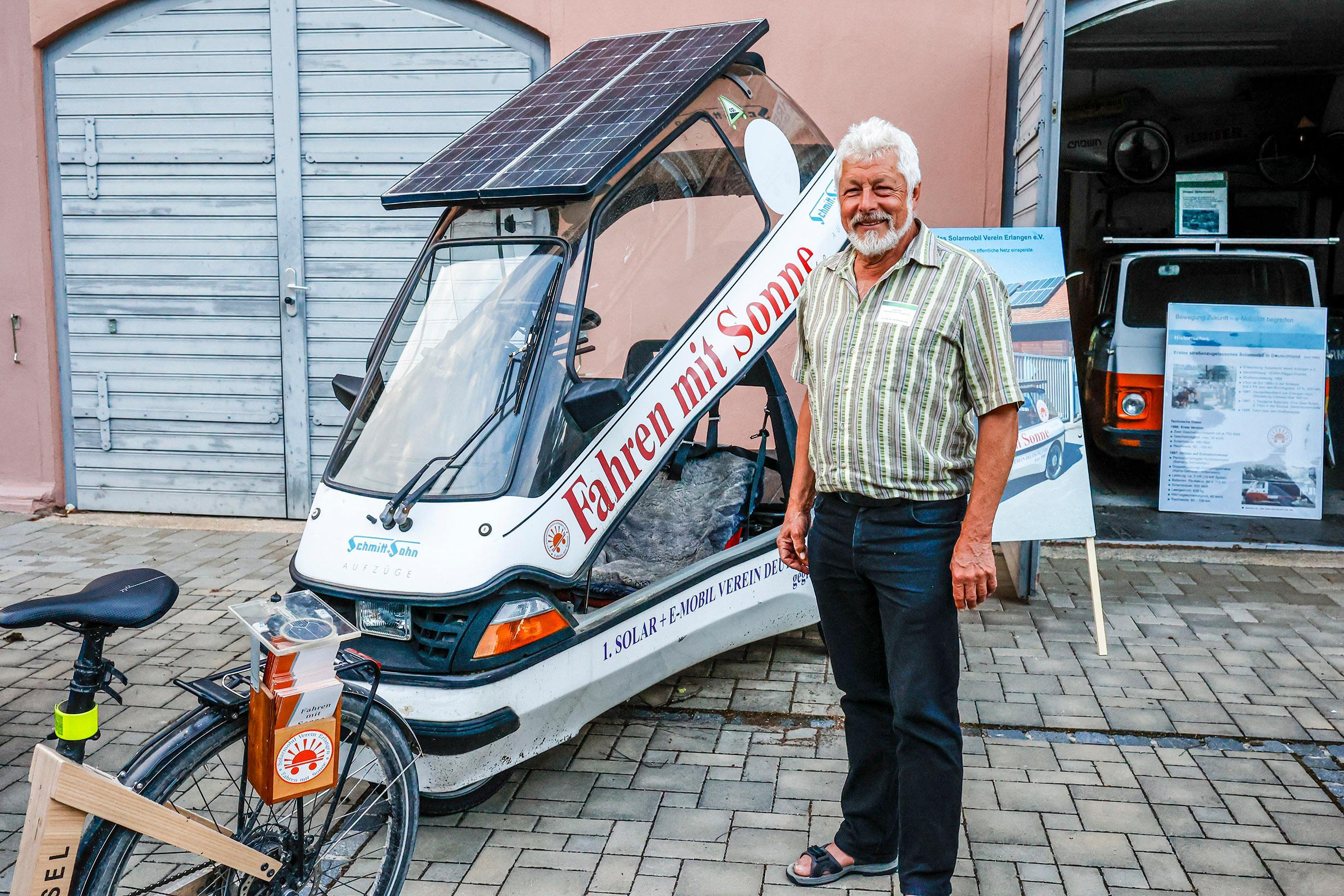 Solarmobil-Vereinsvorsitzender Peter Maier vor dem längst historischen Elektroauto, mit dem er fast ganz Europa durchquerte.