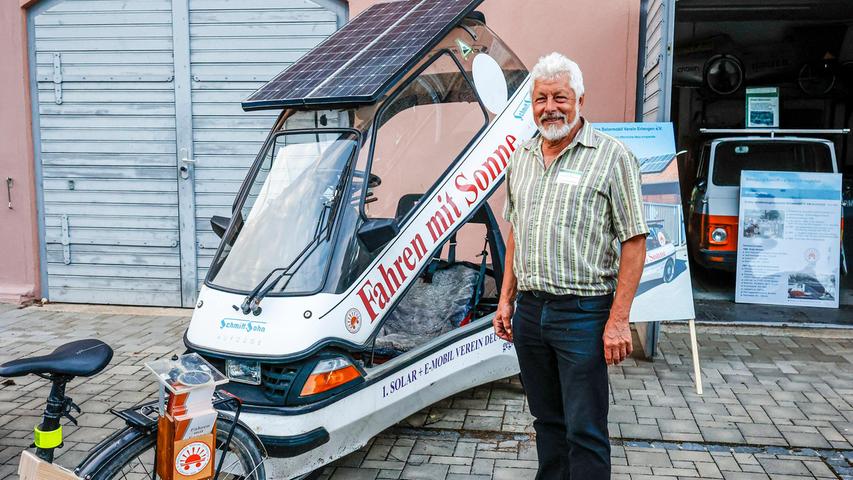 Solarmobil-Vereinsvorsitzender Peter Maier vor dem längst historischen Elektroauto, mit dem er fast ganz Europa durchquerte.