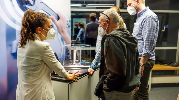 Bei der Langen Nacht der Wissenschaften wurde ebenso viel beraten und erklärt wie gezeigt.