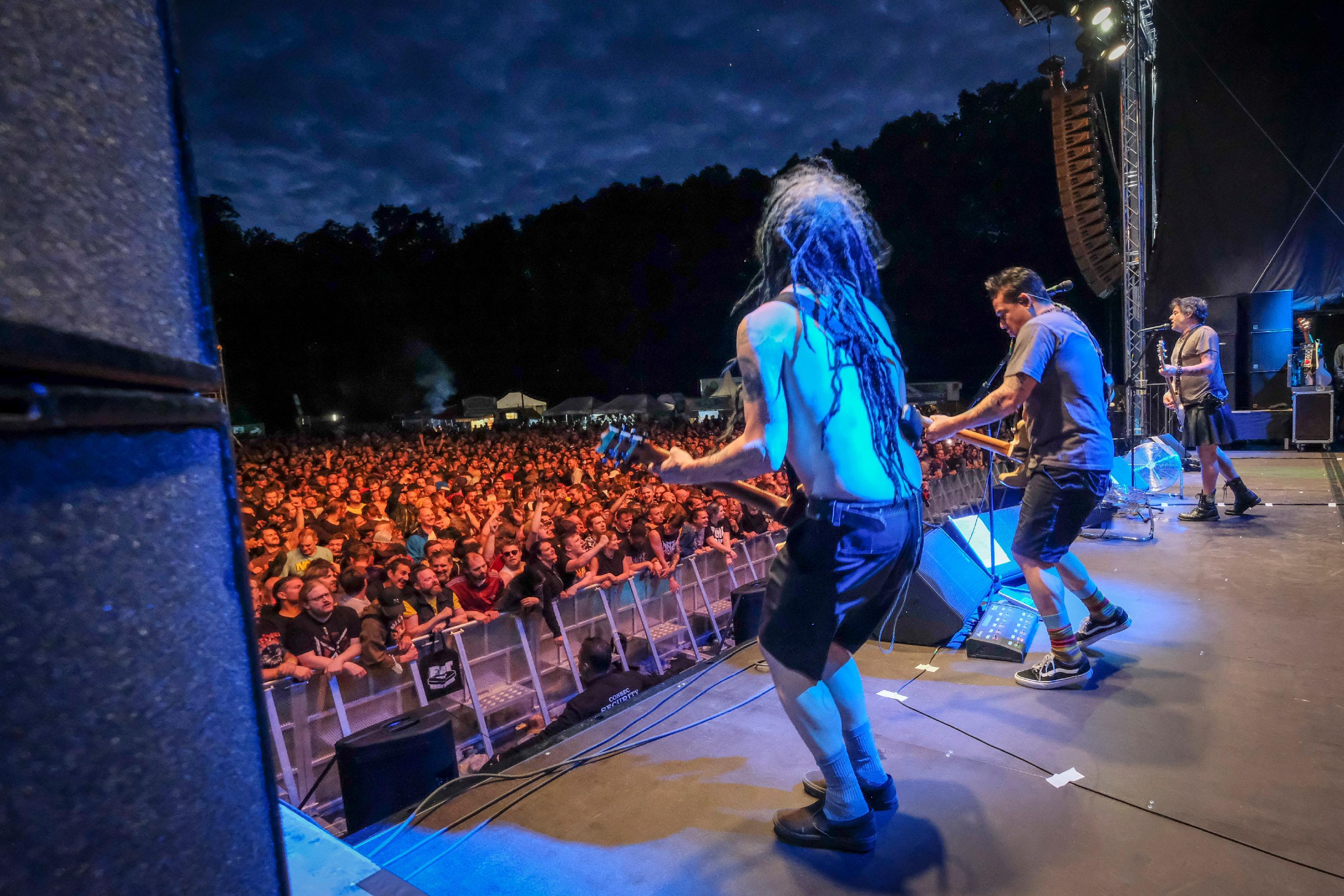Mit immergrünen Punkrockhits wie "Murder The Government", "Idiots Are Taking Over" und "Kill All The White Man" lieferten NOFX gewohnt-solide ab und setzten einen schönen Schlusspunkt unter einem langen, feinen Festivaltag.