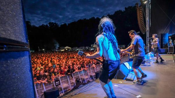 Mit immergrünen Punkrockhits wie "Murder The Government", "Idiots Are Taking Over" und "Kill All The White Man" lieferten NOFX gewohnt-solide ab und setzten einen schönen Schlusspunkt unter einem langen, feinen Festivaltag.