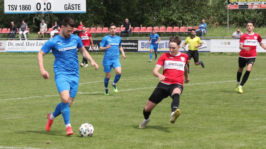 Der TSV 1860 Weißenburg (rechts Philipp Schwarz) gewann zum Saisonfinale ein packendes und torreiches Landesliga-Heimspiel gegen den FC Vorwärts Röslau mit 4:3.