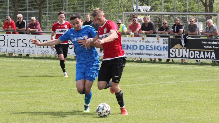 Der TSV 1860 Weißenburg (rechts Robin Renner, Torschütze zum 4:1) gewann zum Saisonfinale ein packendes und torreiches Landesliga-Heimspiel gegen den FC Vorwärts Röslau mit 4:3.